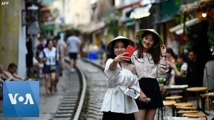 Blouse tay phồng quá đà: Tay phồng quá to dễ khiến tổng thể trông nặng nề, thay vào